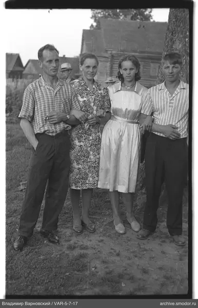 Группа людей у дерева