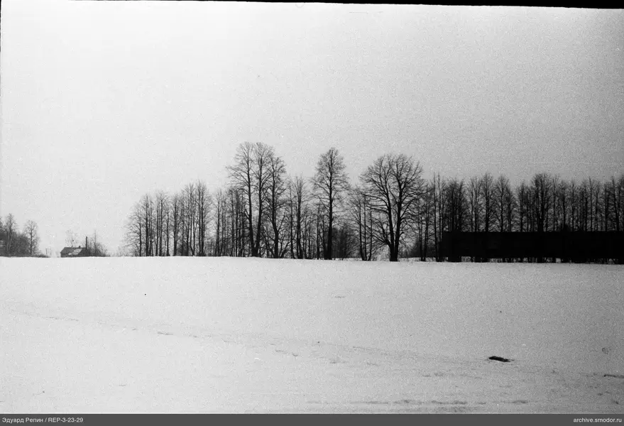 Landschaft mit verschneitem Feld und Haus