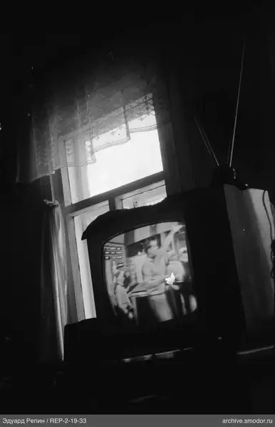 Innenraum mit Fernseher und Vorhängen