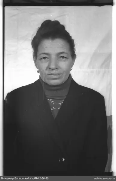 Porträt einer Frau in dunklem Jacke und Pullover
