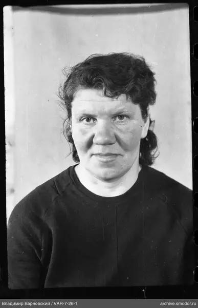 Porträt einer Frau in dunklem Pullover