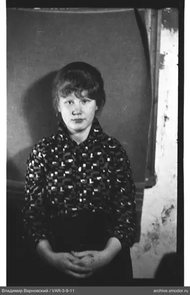 Waist-up portrait of a woman
