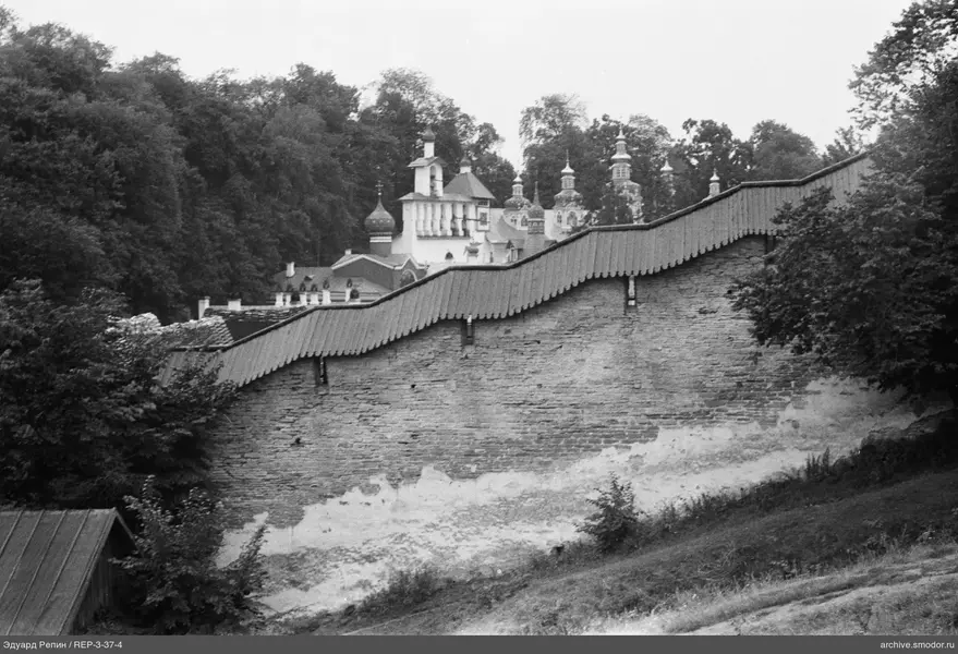 Ansicht der Mauer und des architektonischen Komplexes