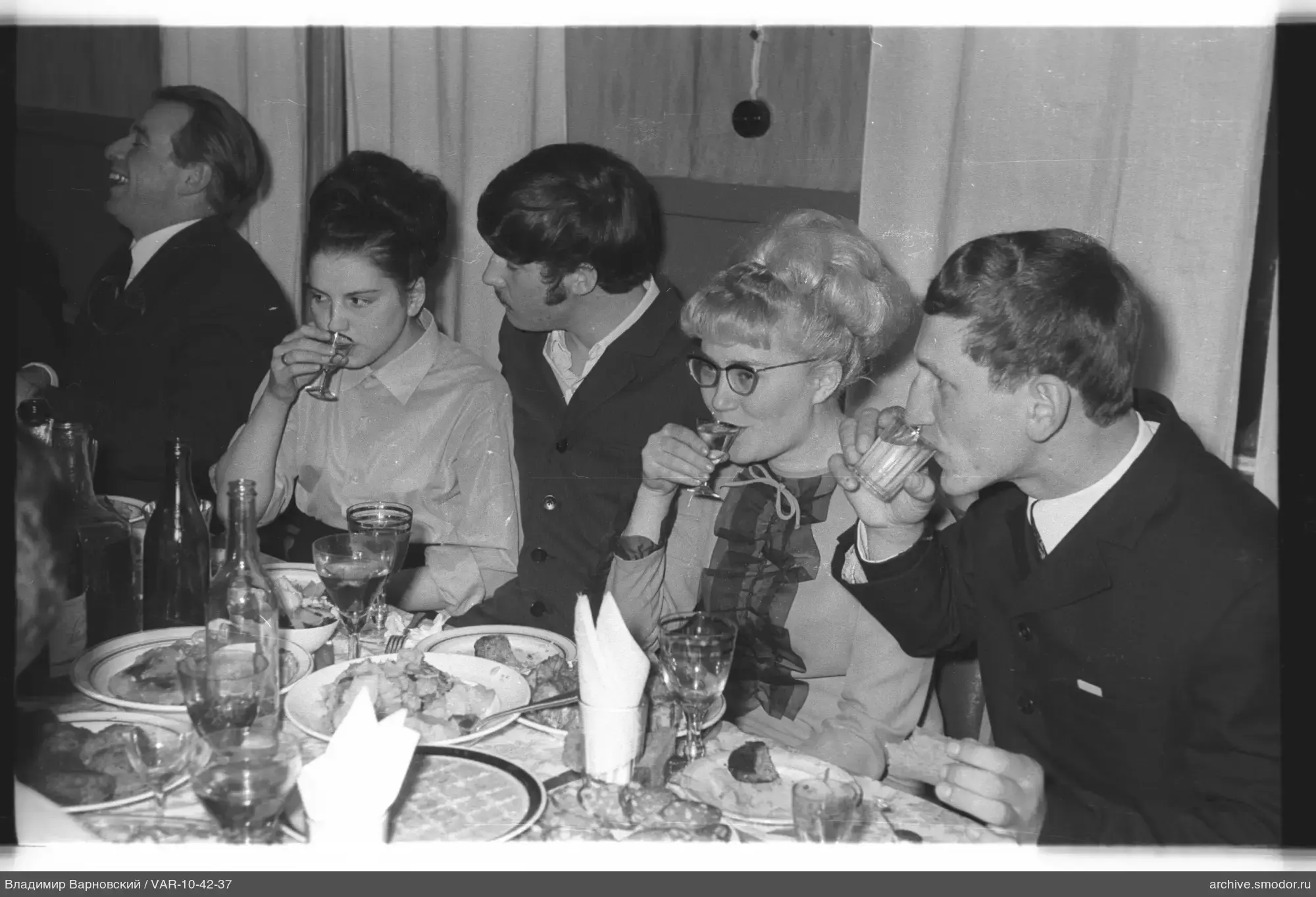 Gruppe am Tisch mit Getränken und Essen