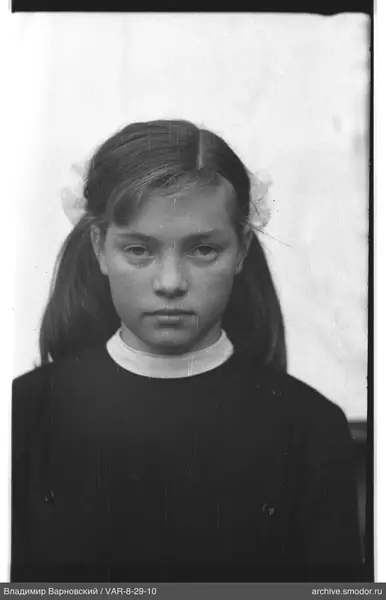 Porträt eines Mädchens mit zwei Zöpfen