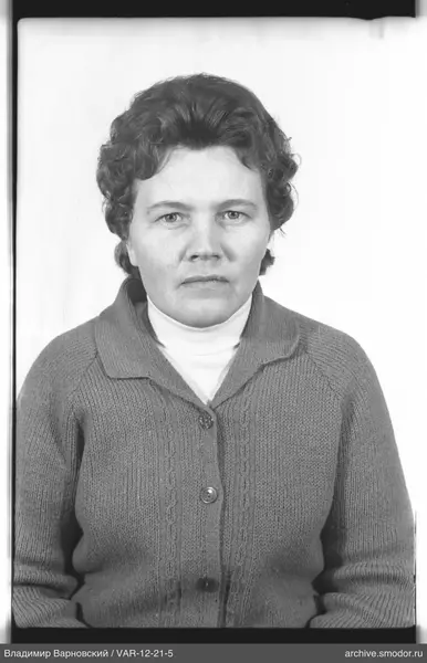 Porträt einer Frau in Pullover und Strickjacke