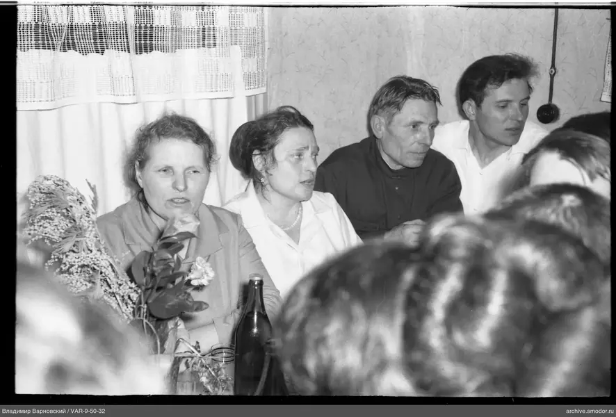 Gruppenporträt mit Blumen und Getränken