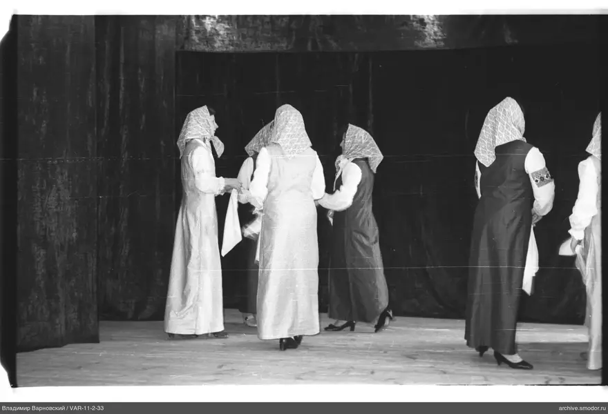 Gruppenaufnahme von Frauen auf der Bühne