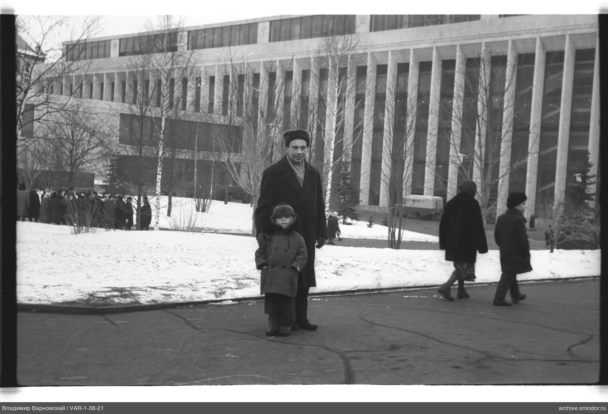 Мужчина и ребёнок на зимней улице