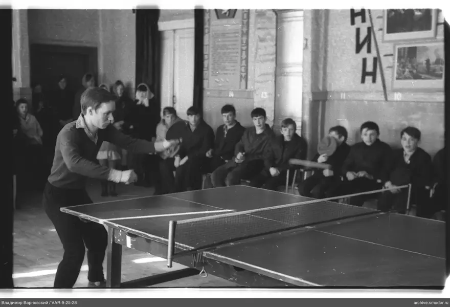 Junger Mann spielt Tischtennis