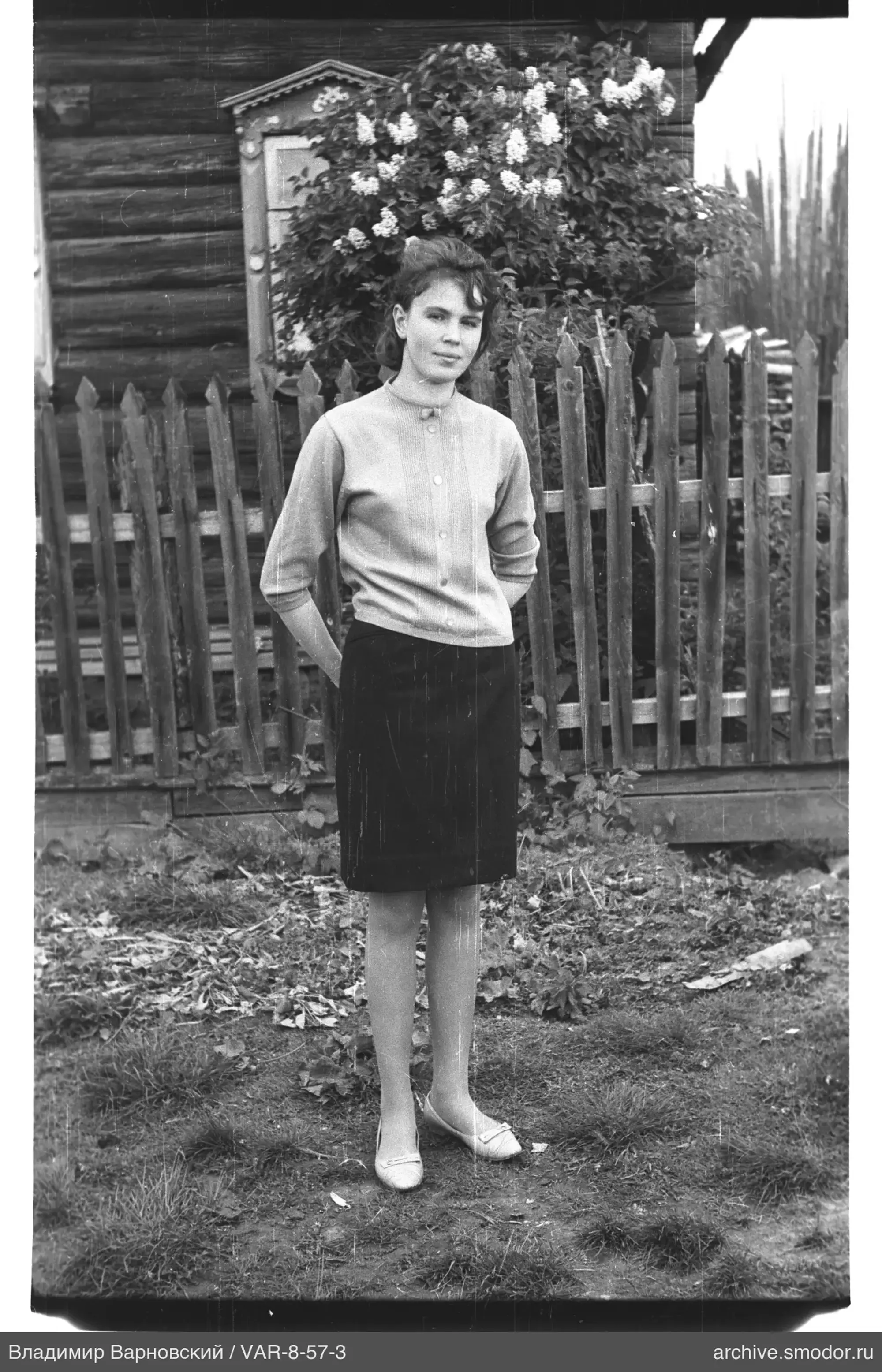 Frau in hellem Cardigan und dunklem Rock