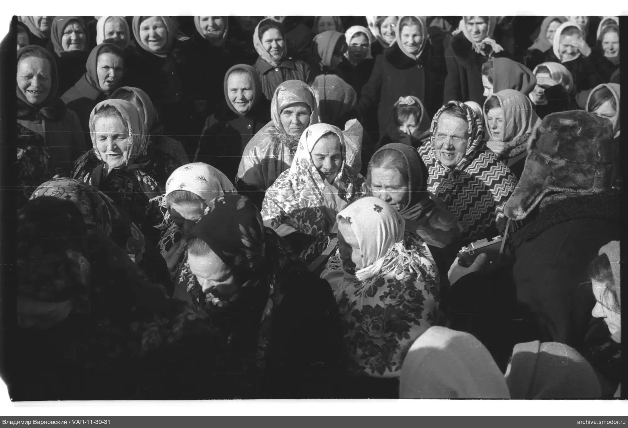 Групповое фото женщин в платках и меховой шубе