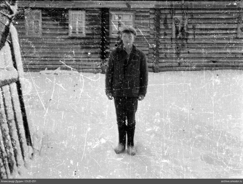 Портрет мальчика на снегу перед домом