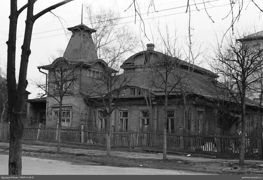 Holzhaus mit Turm und Zaun
