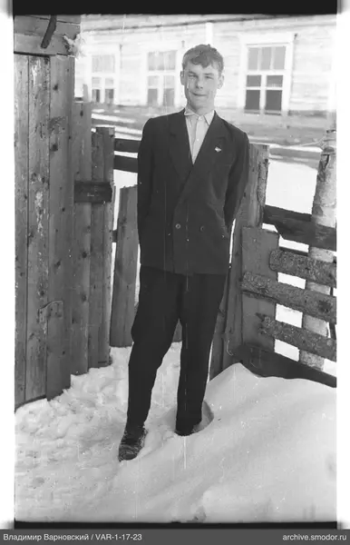 Junger Mann im Schnee