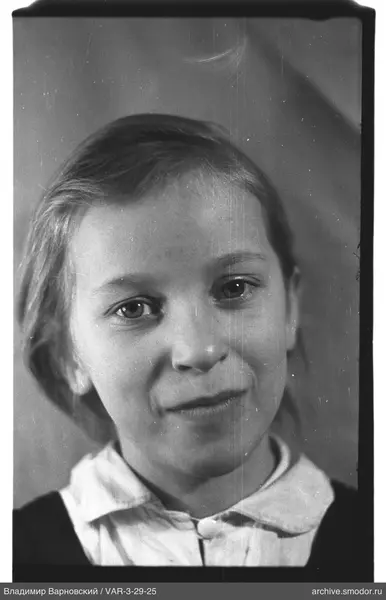Porträt eines Mädchens in heller Bluse und Weste