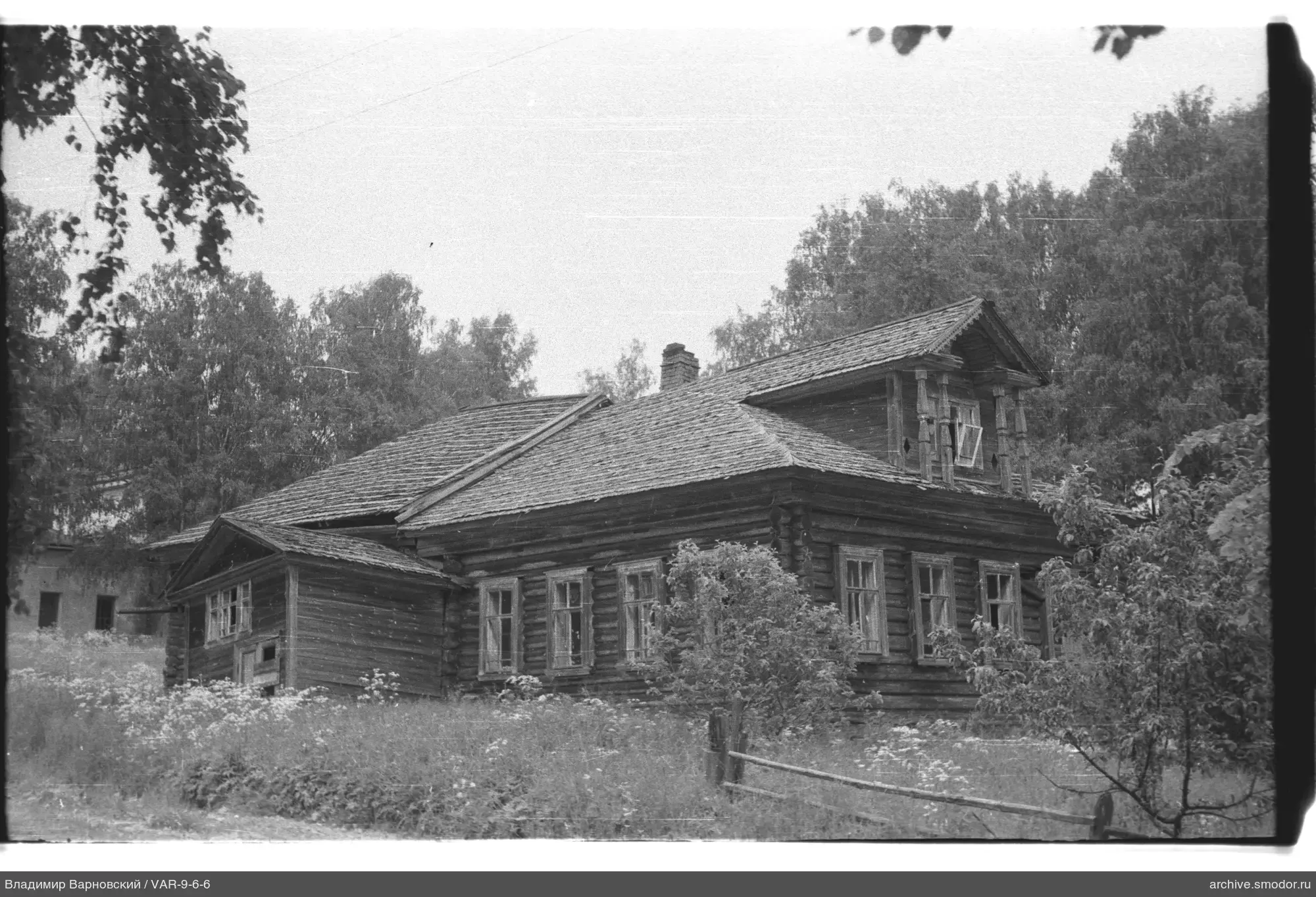 Holzhaus mit Garten und Bäumen