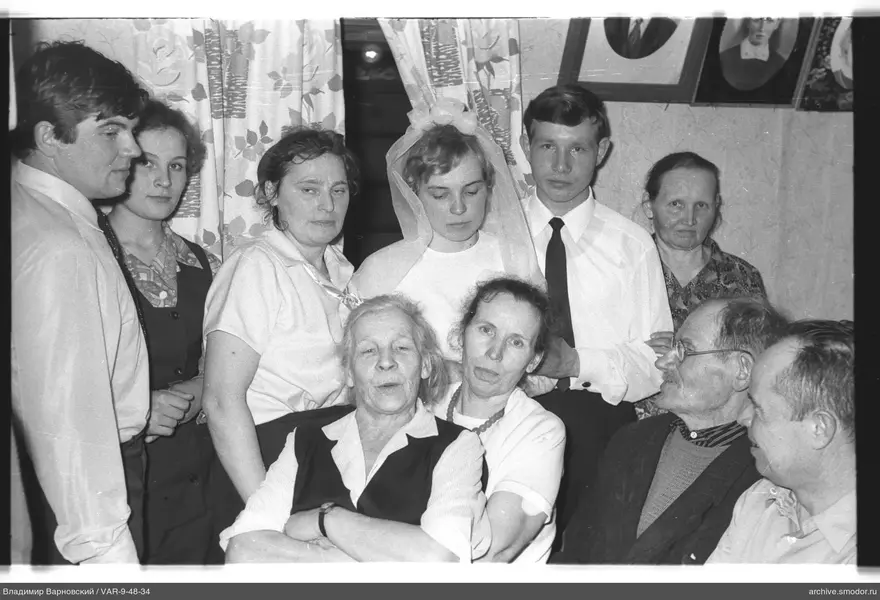 Gruppenporträt mit Frau im weißen Kleid