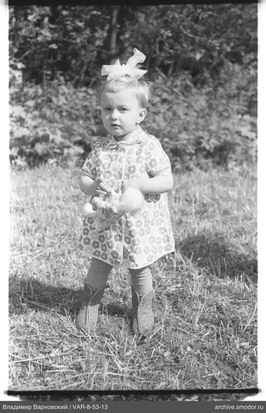 Mädchen mit Spielzeug in der Natur