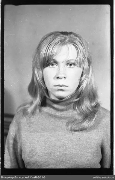 Porträt einer Frau in hellem Pullover