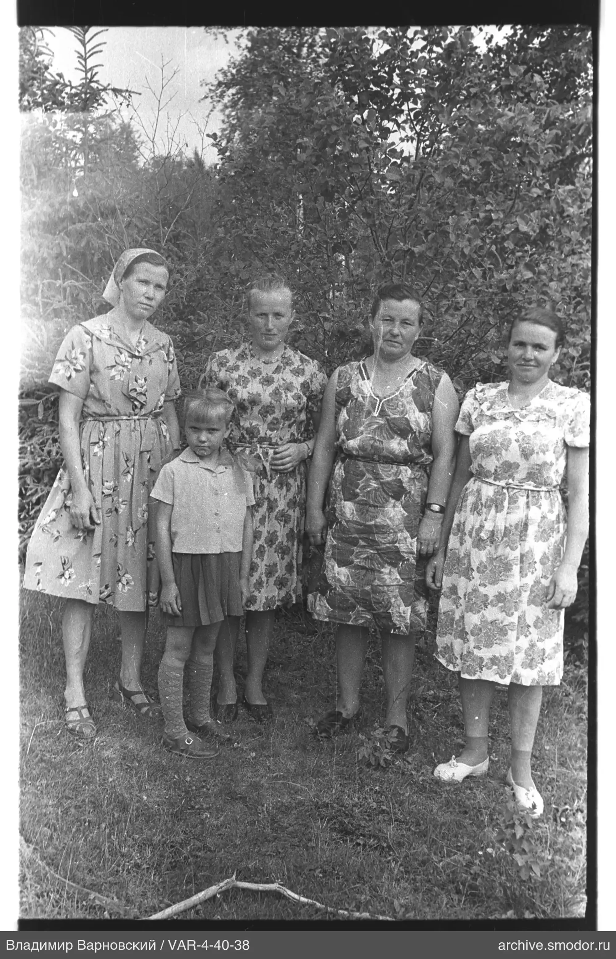 Gruppenporträt von Frauen und Mädchen im Freien