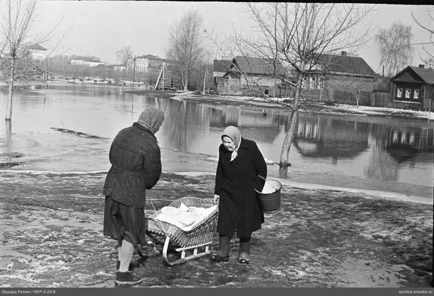 Две женщины с ребёнком у воды на льду
