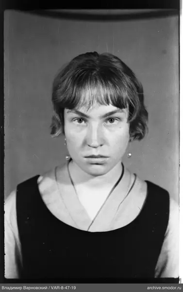 Porträt einer Frau mit kurzen Haaren