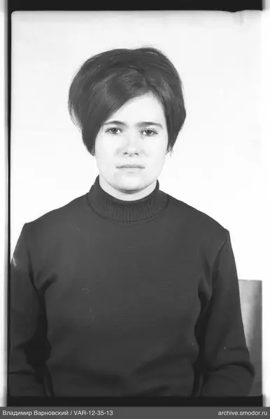 Porträt einer Frau in dunklem Pullover