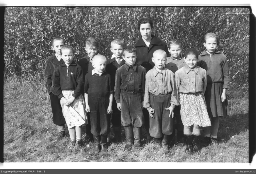 Gruppenporträt mit Kindern und Erwachsenen