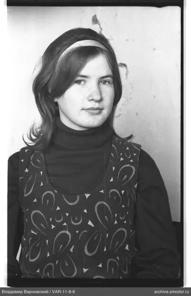 Porträt einer Frau in dunklem Rollkragenpullover