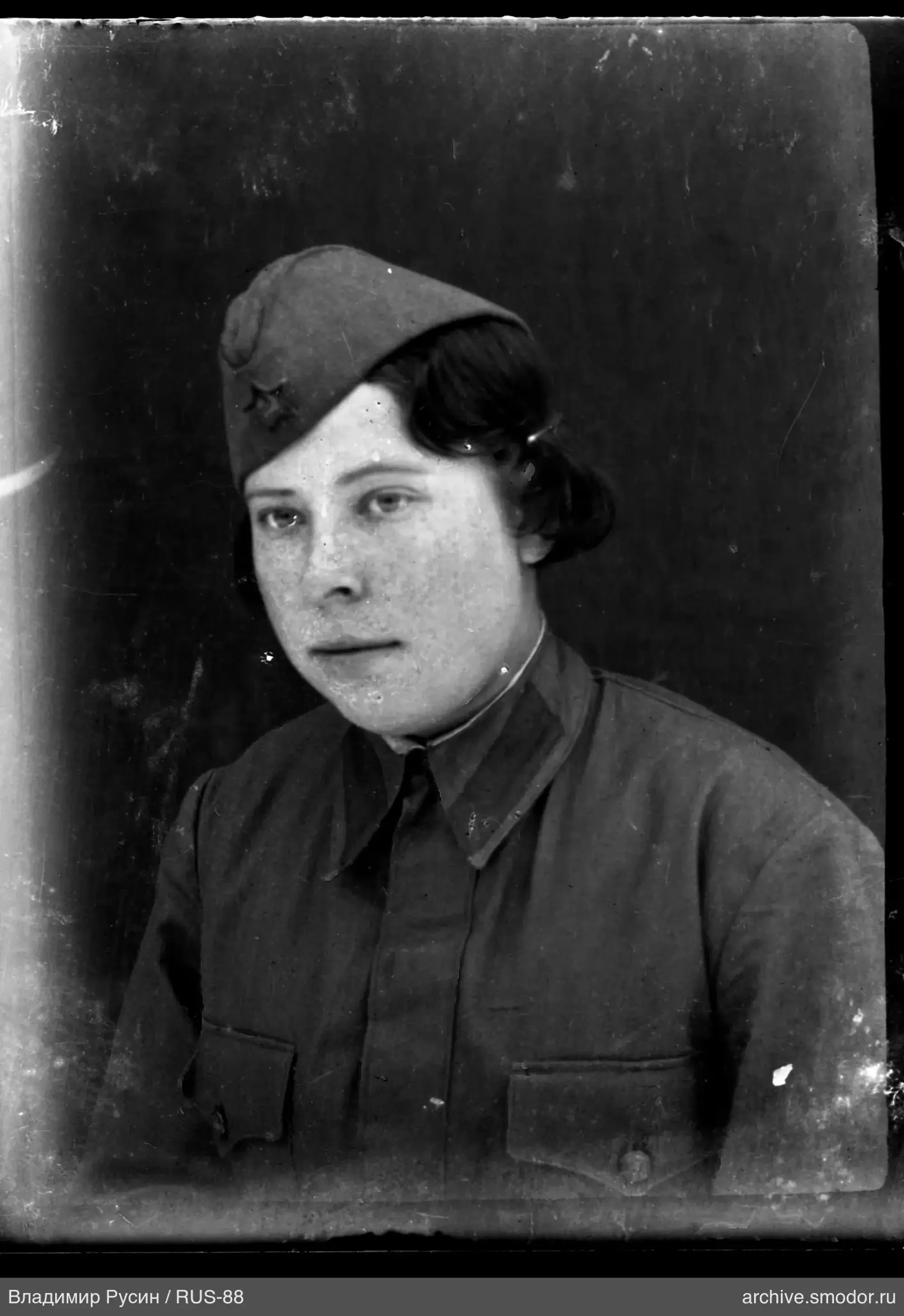 Porträt einer Frau in Militäruniform