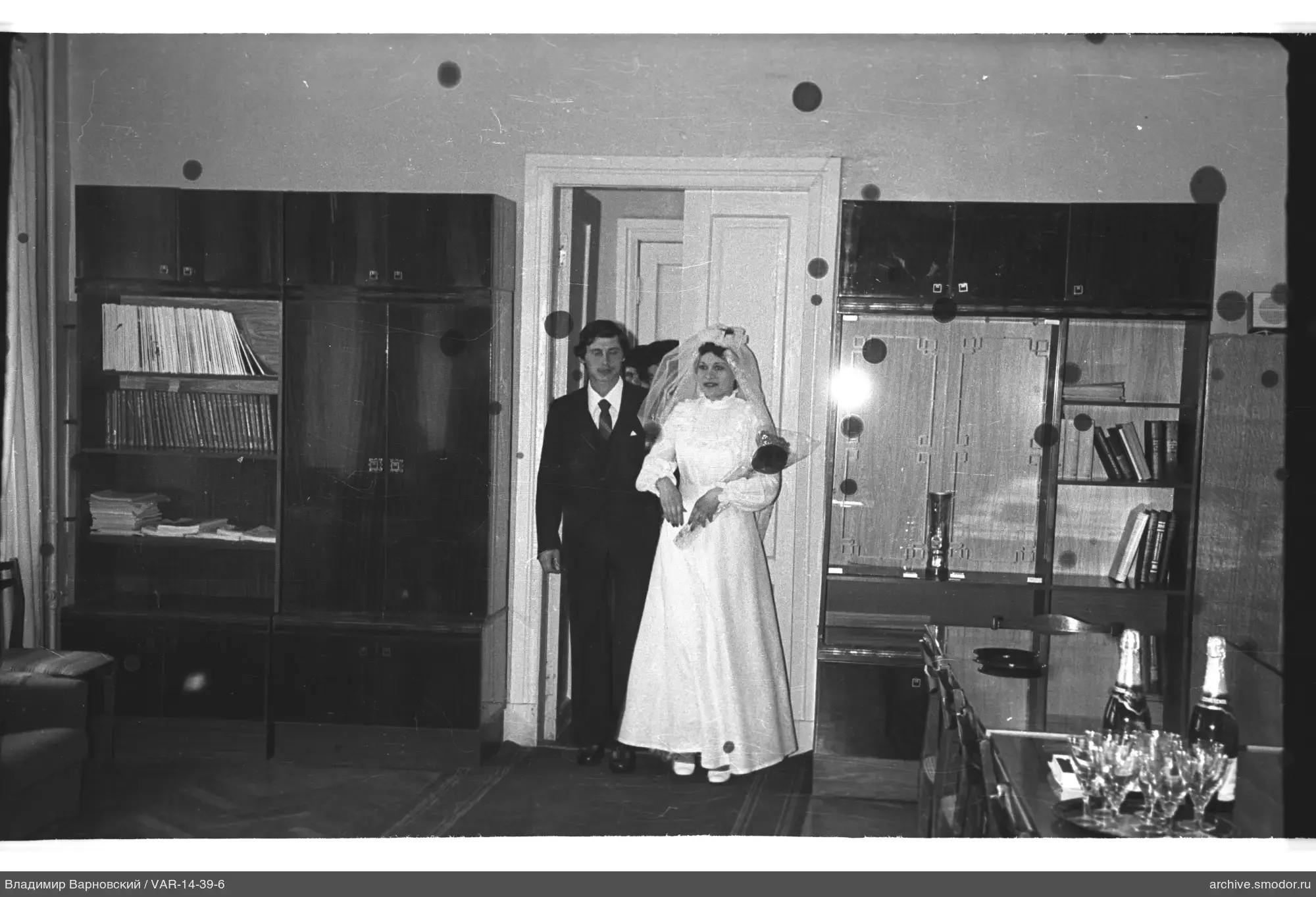 Групповой портрет с женщиной в свадебном платье