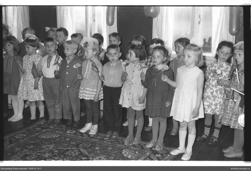 Gruppenporträt von Kindern im Raum
