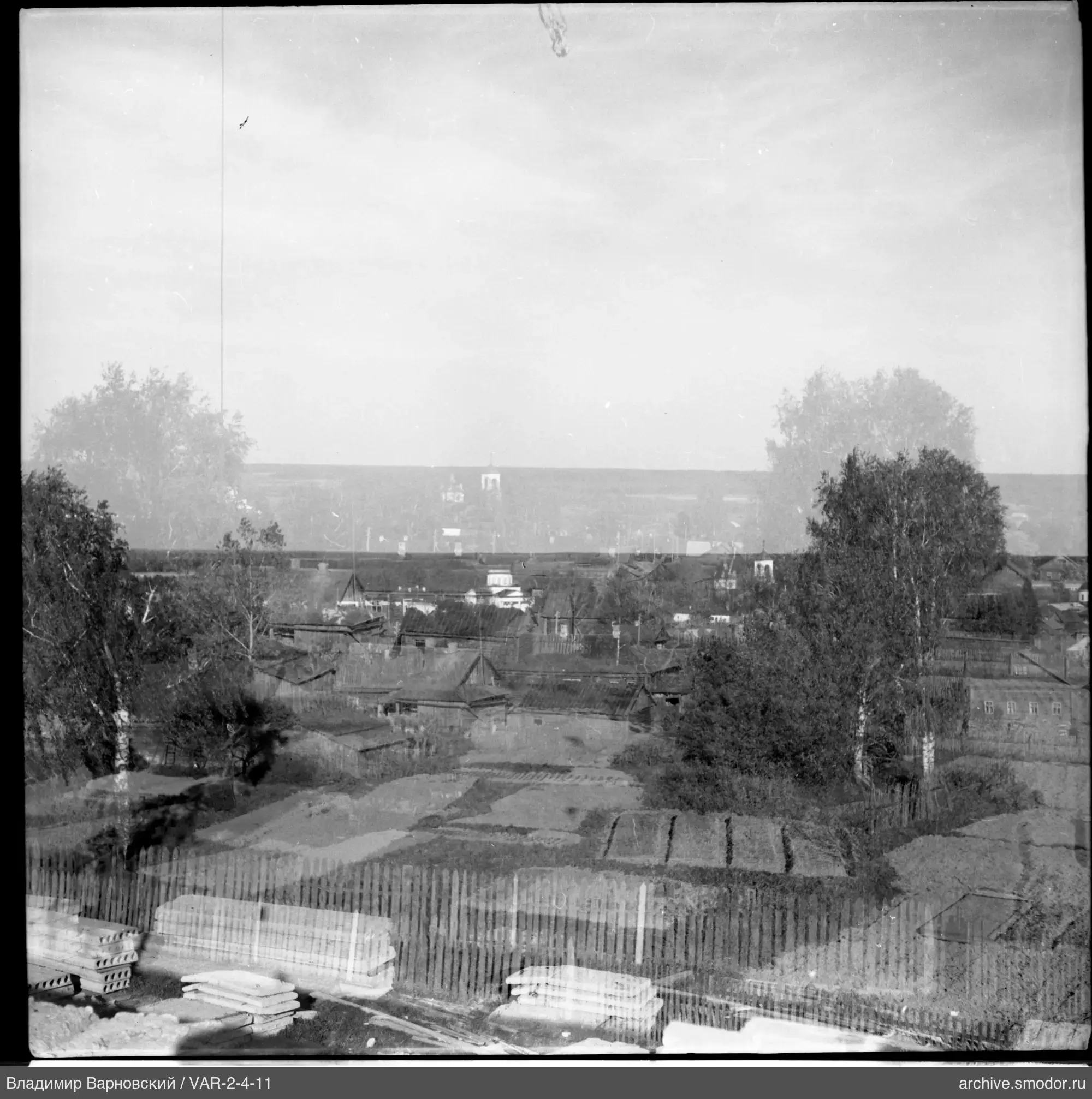 Blick auf ländliche Landschaft mit Häusern und Kirche