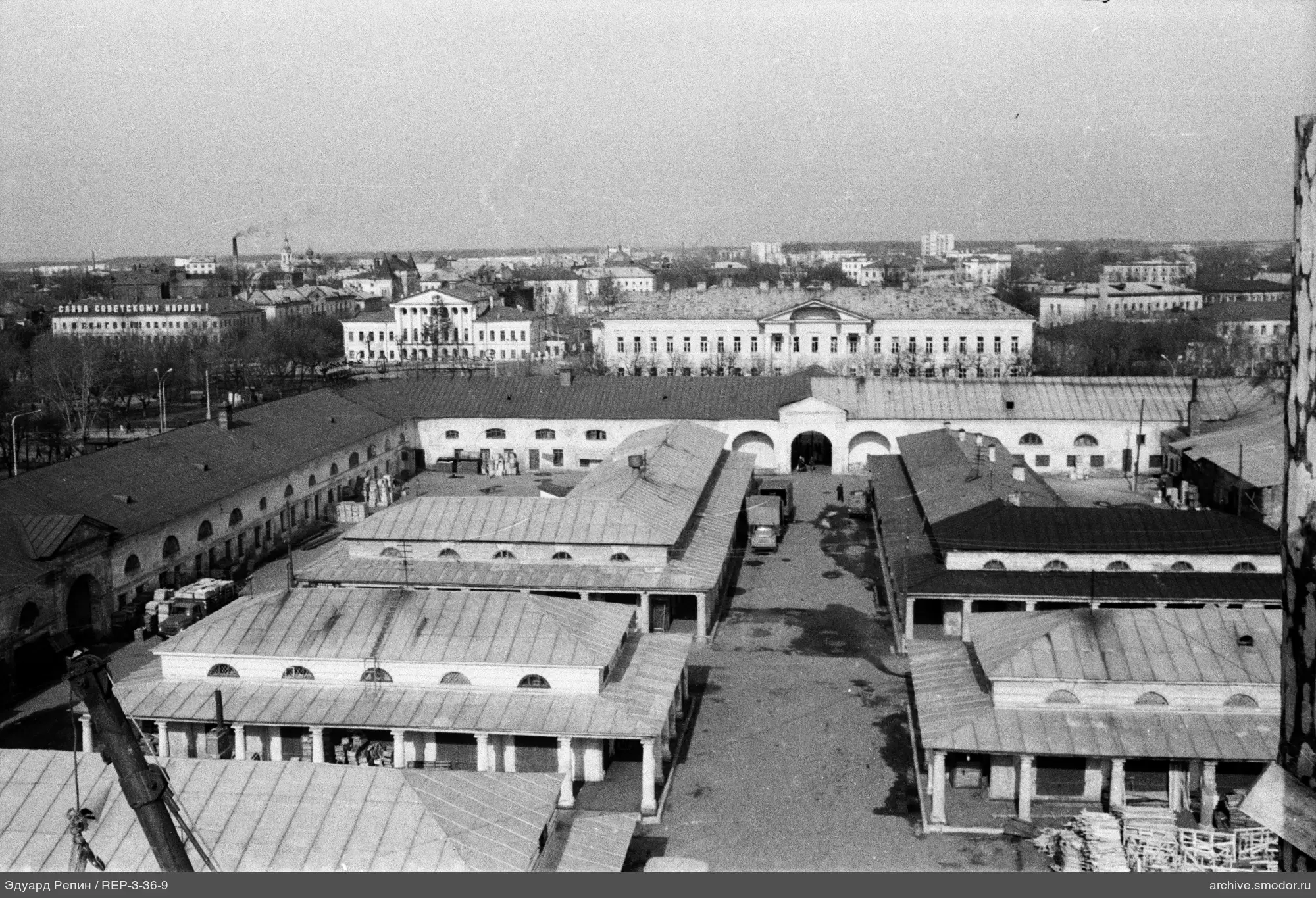 Внутренний двор с одноэтажными зданиями