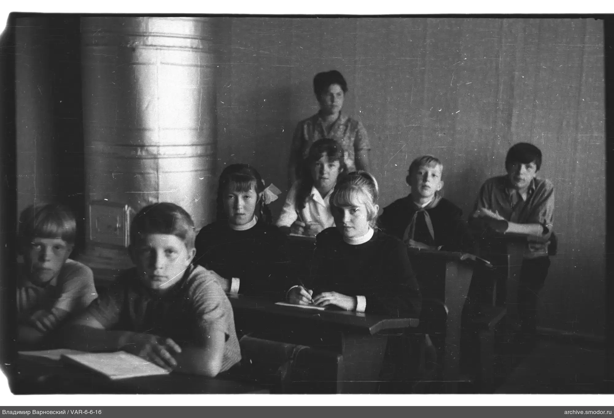 Gruppenporträt im Klassenzimmer