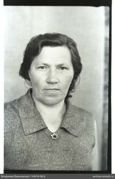 Porträt einer Frau mit Blumenbrosche