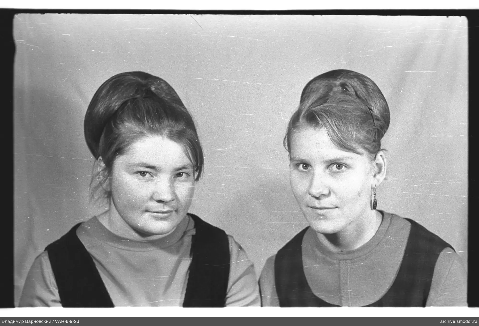 Две женщины на групповой портретной фотографии