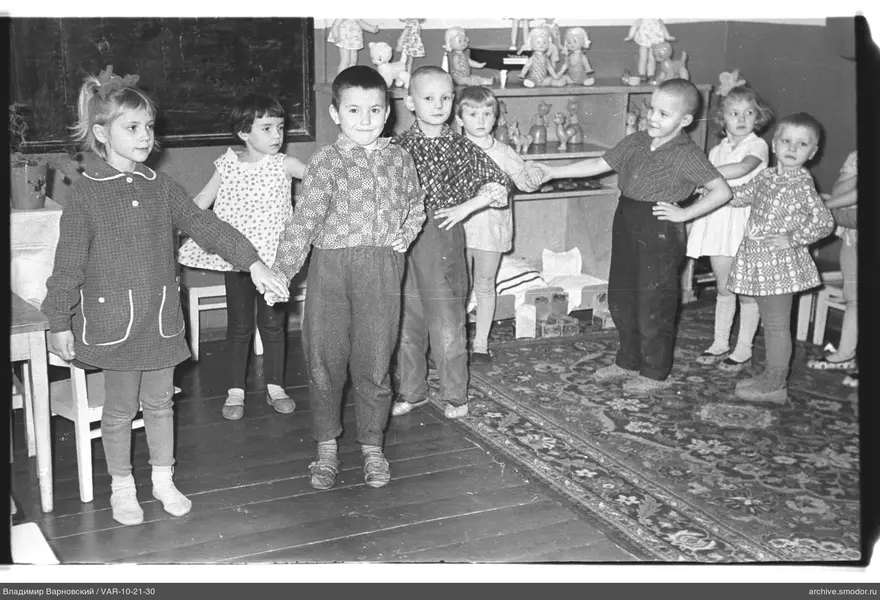 Gruppe von Kindern im Raum
