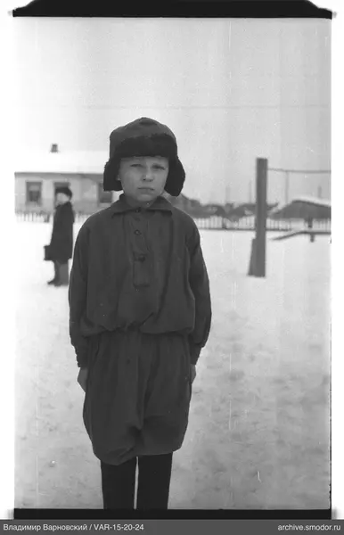 Ganzkörperporträt eines Jungen im Schnee