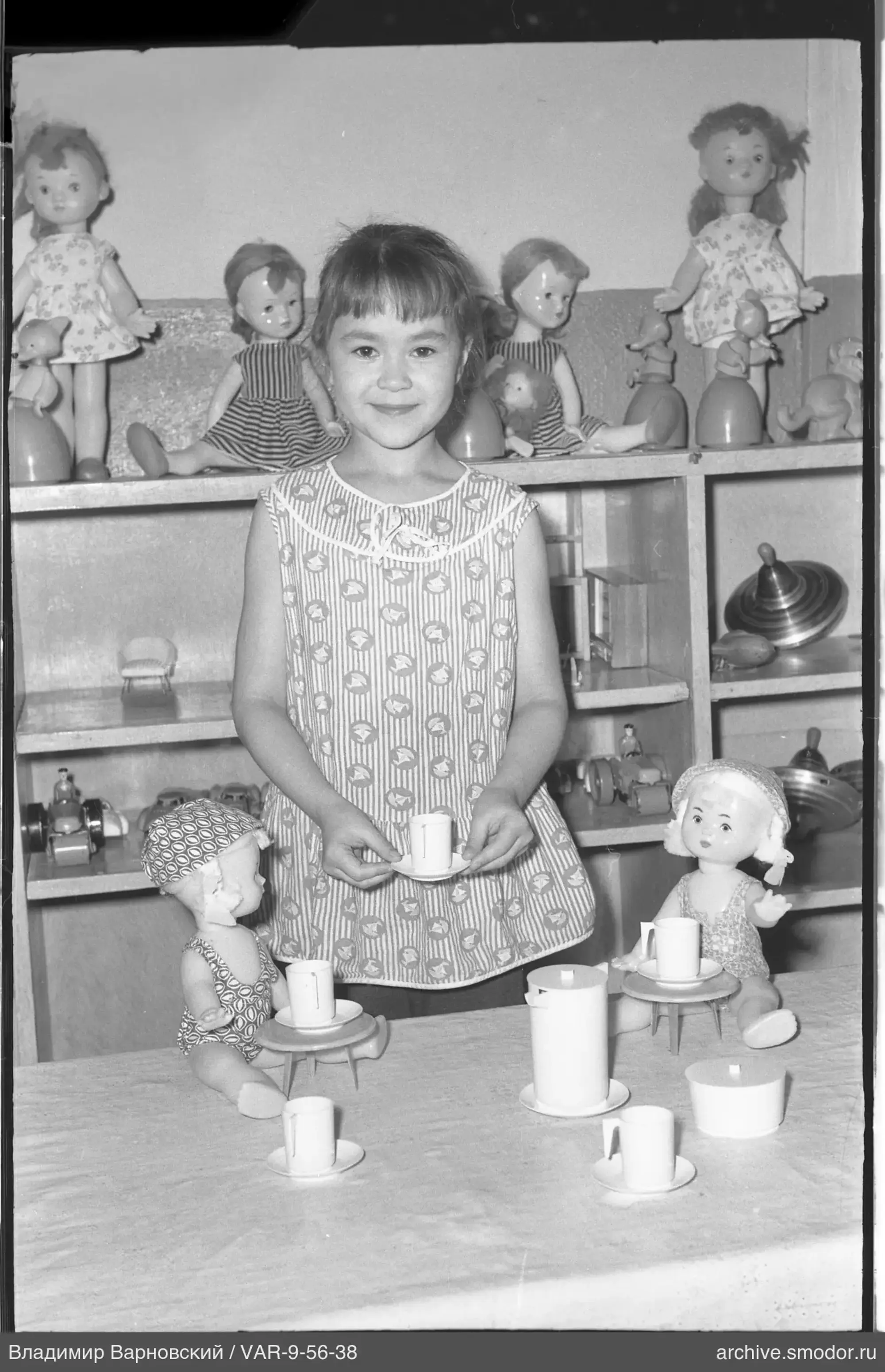 Mädchen mit Spielzeug und Puppen