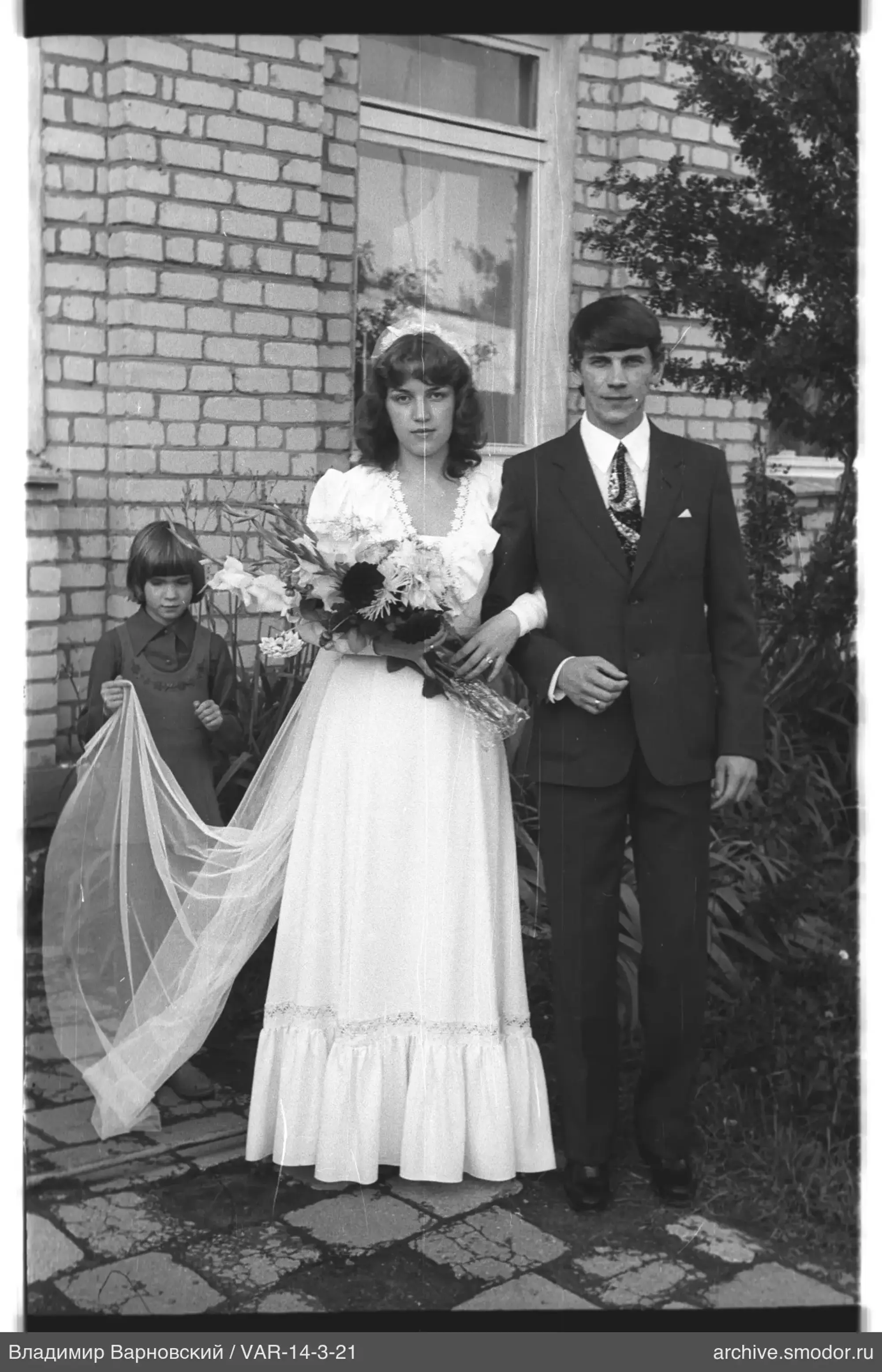 Gruppenporträt mit Frau im weißen Kleid