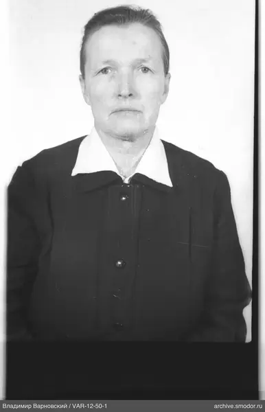 Porträt einer Frau im dunklen Mantel