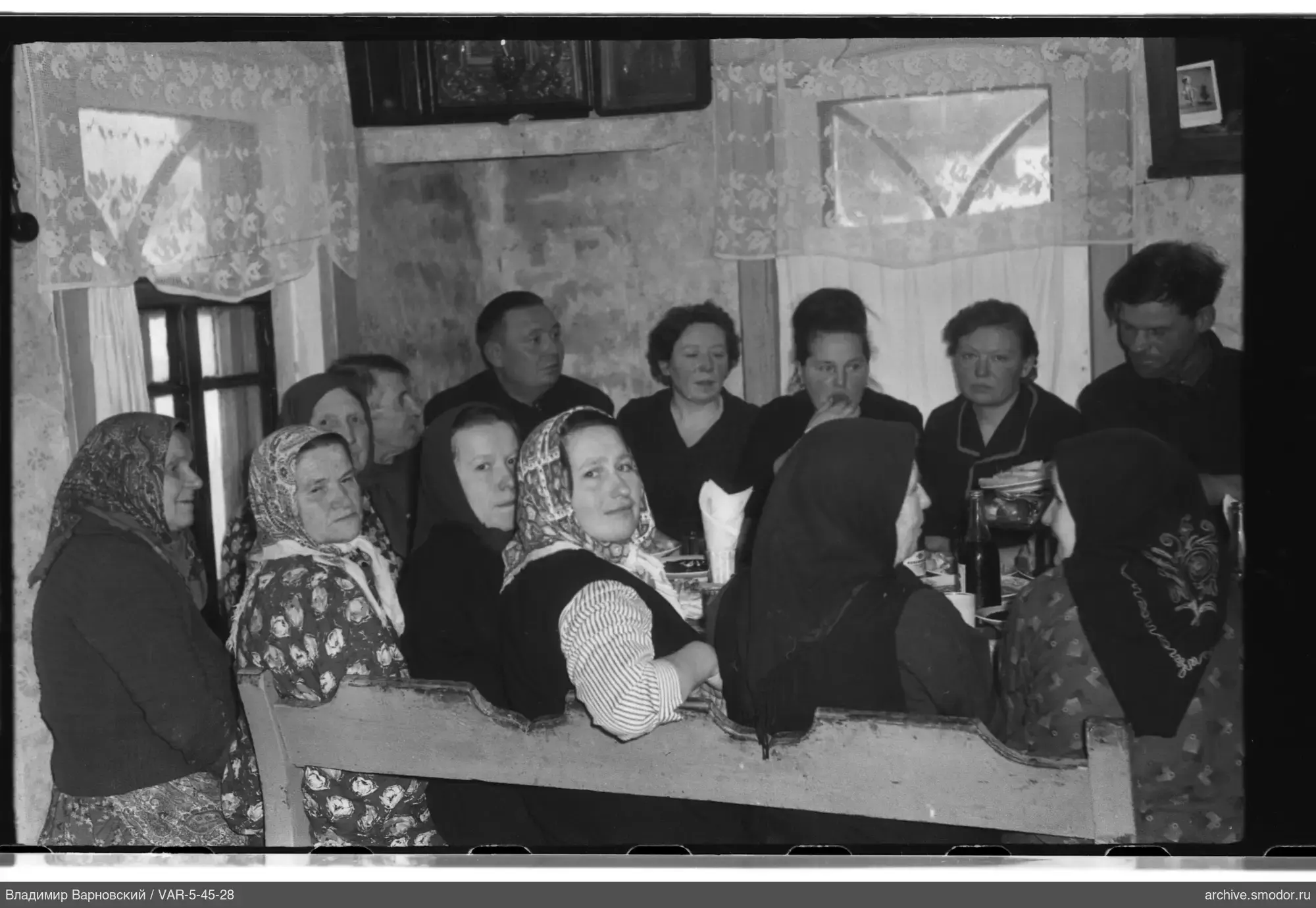 Gruppenporträt am Tisch