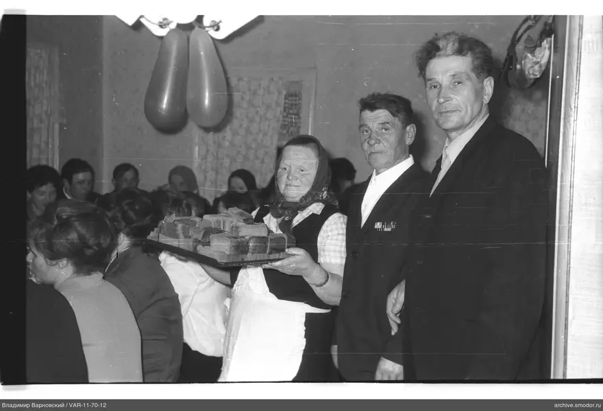 Gruppe mit Frau mit Brottablett