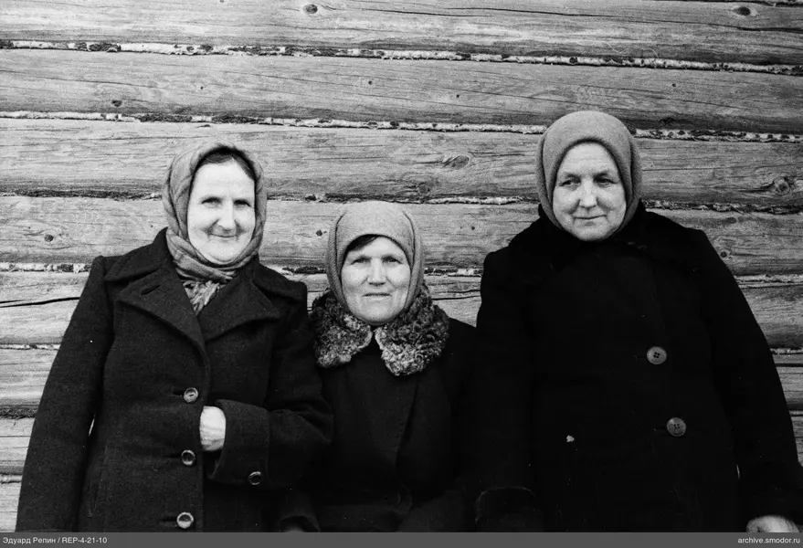 Групповой портрет женщин на скамейке