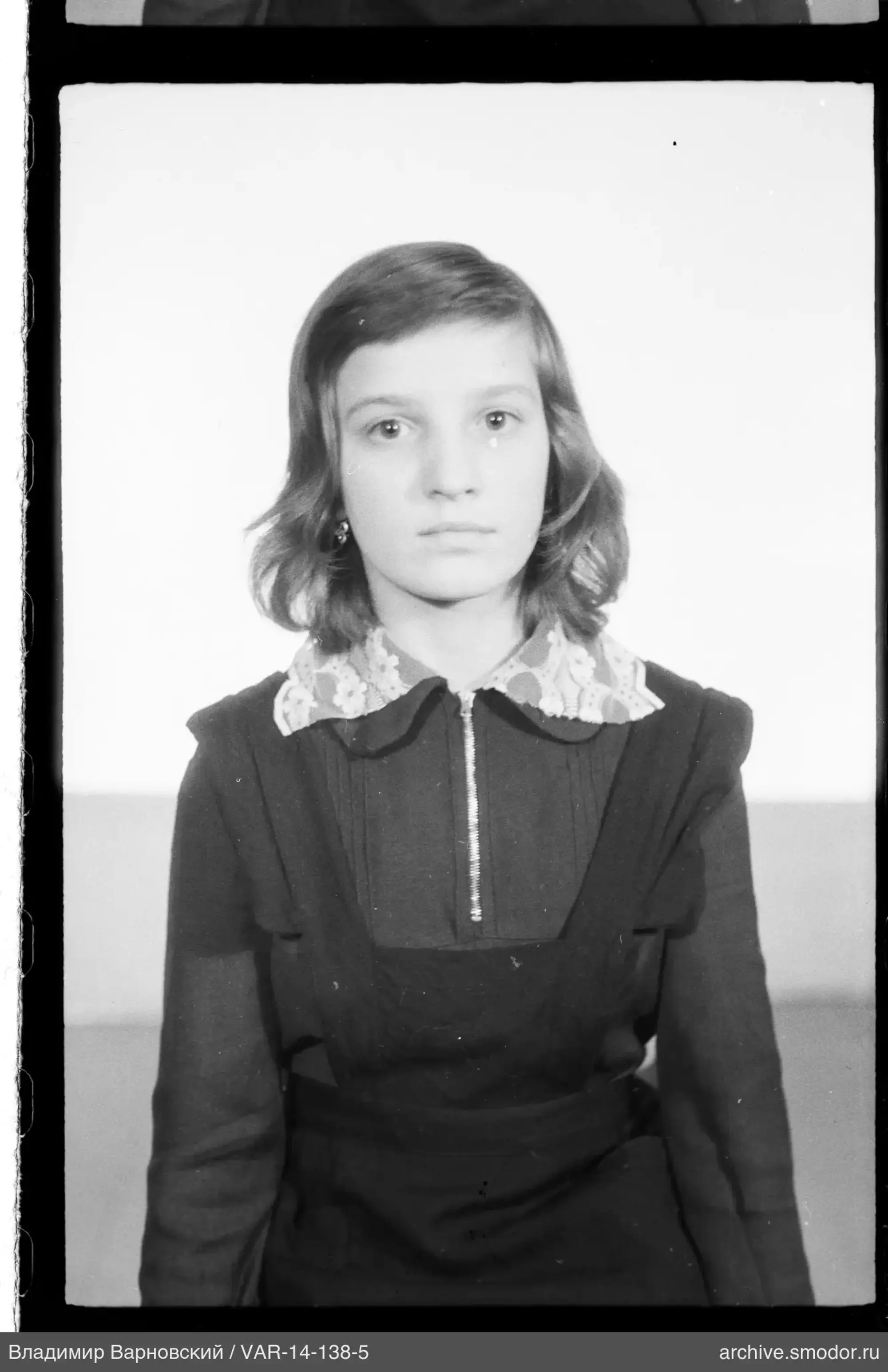 Porträt eines Mädchens in dunklem Kleid