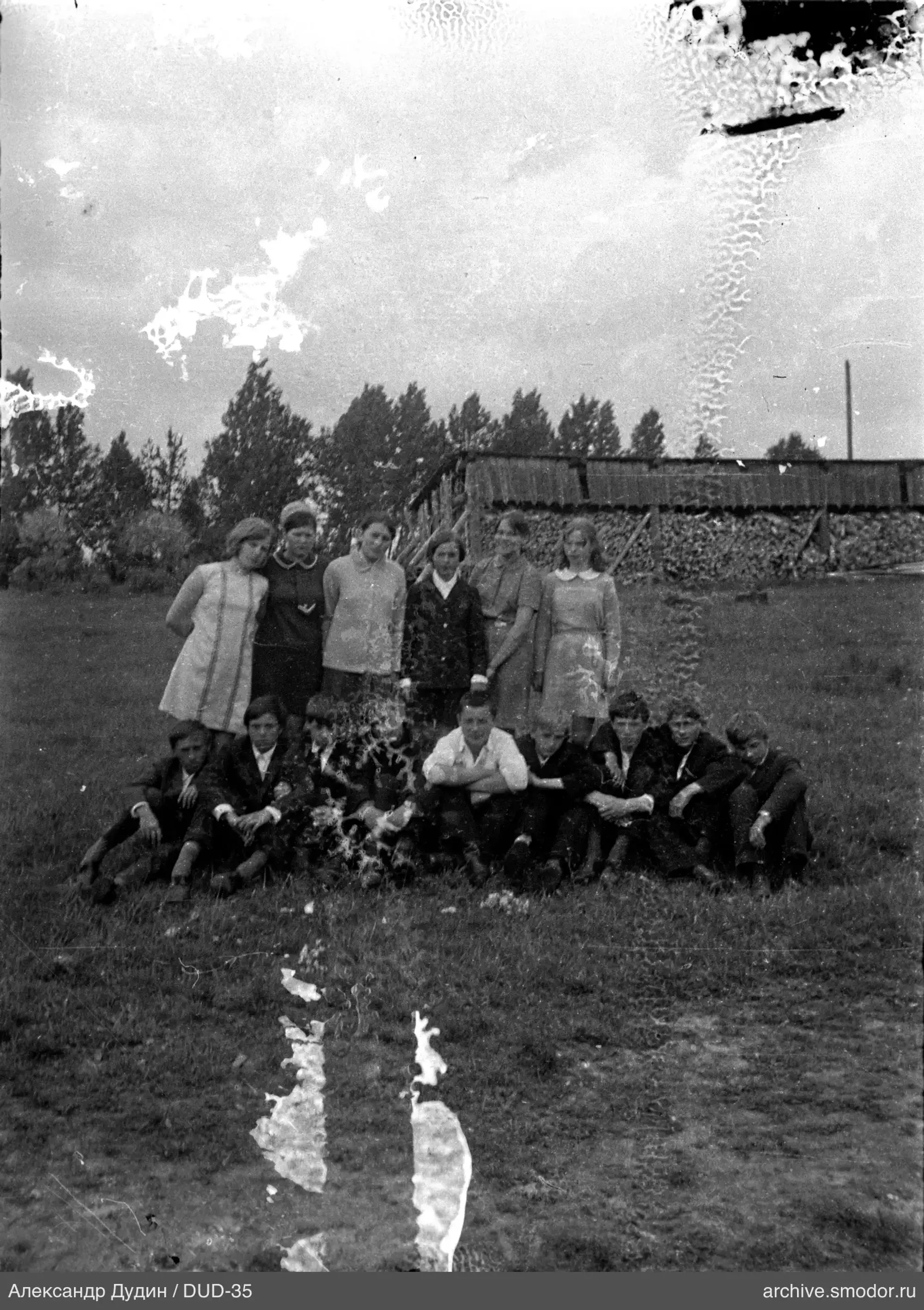 Gruppenporträt von Kindern auf Gras
