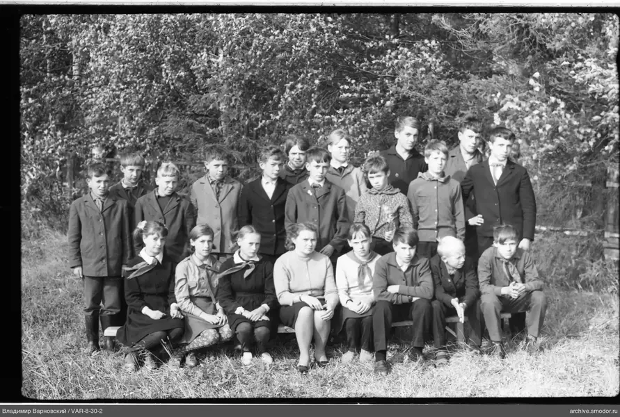 Gruppenporträt von Kindern und Frau