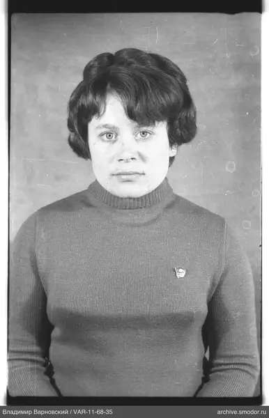 Porträt einer Frau mit Abzeichen auf Pullover